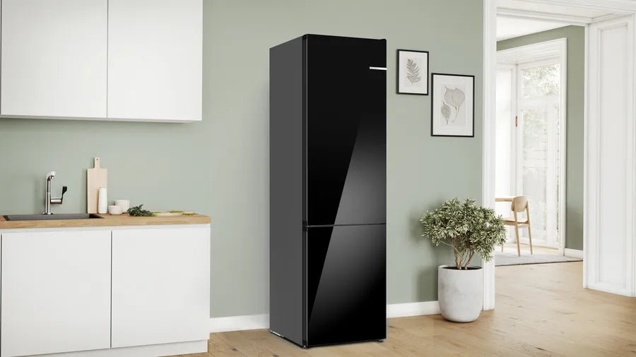 Bosch 800 Series, free-standing fridge-freezer with freezer at bottom, glass door, 24'