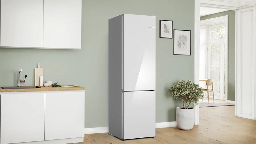 Bosch 800 Series, free-standing fridge-freezer with freezer at bottom, glass door, 24'