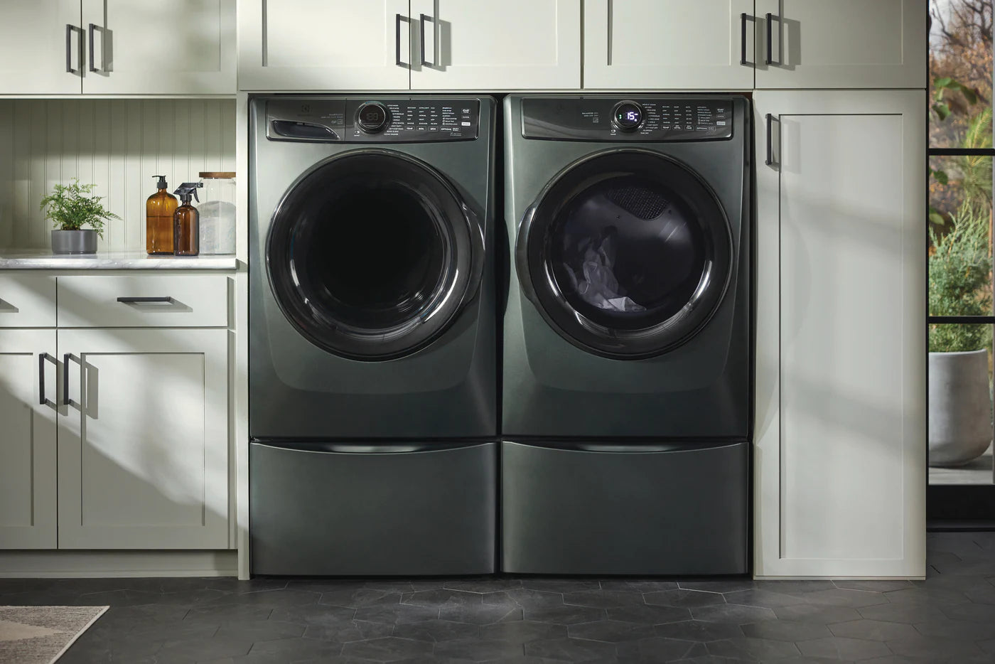 Electrolux Front Load Perfect Steam™ Gas Dryer with LuxCare® Dry and Instant Refresh - 8.0 